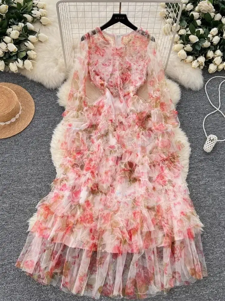 Женское вечернее платье с оборками и цветочным принтом