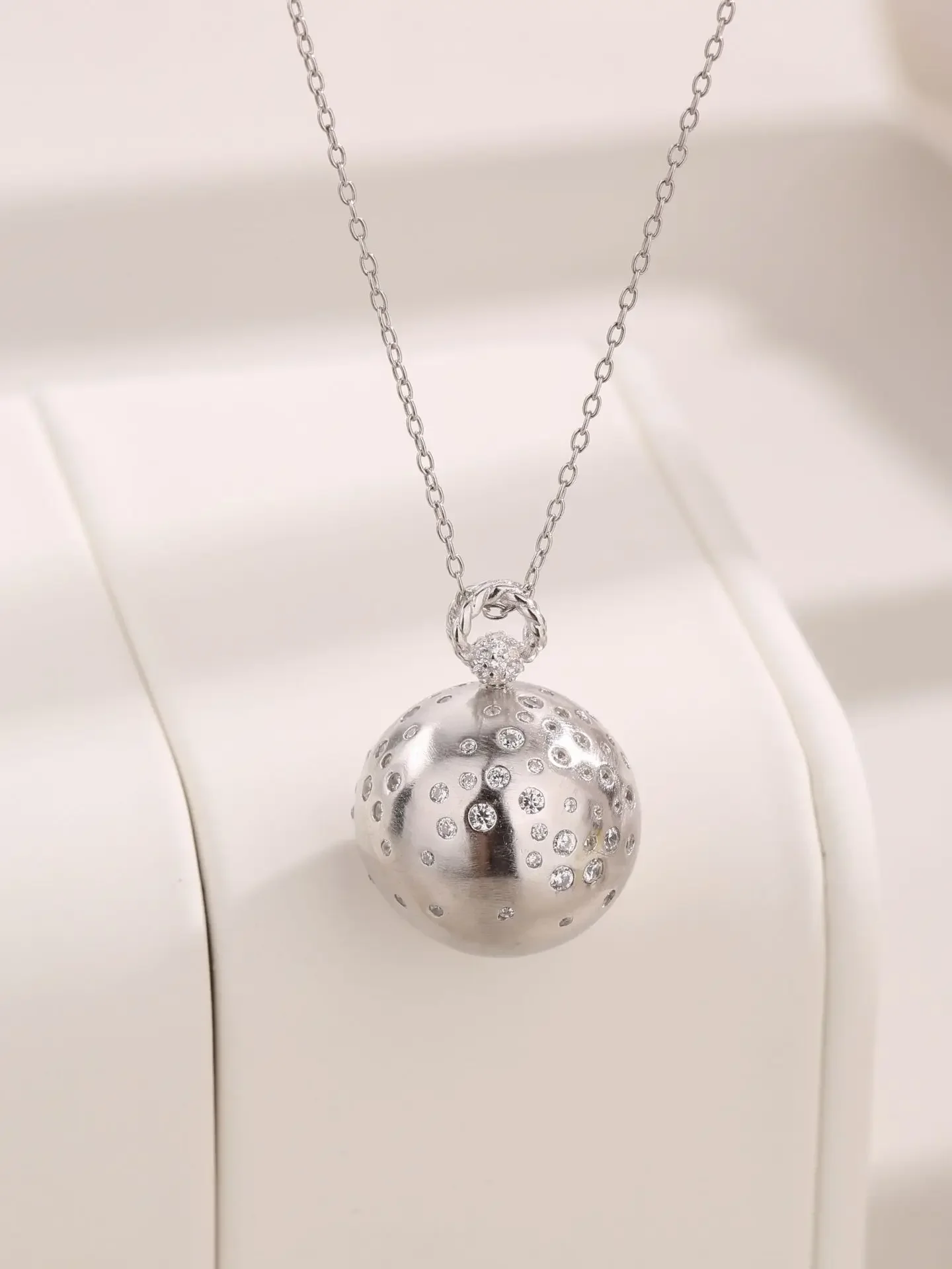 Кулон Серебряный шар из серебра 925 пробы с микро инкрустацией сверкающим