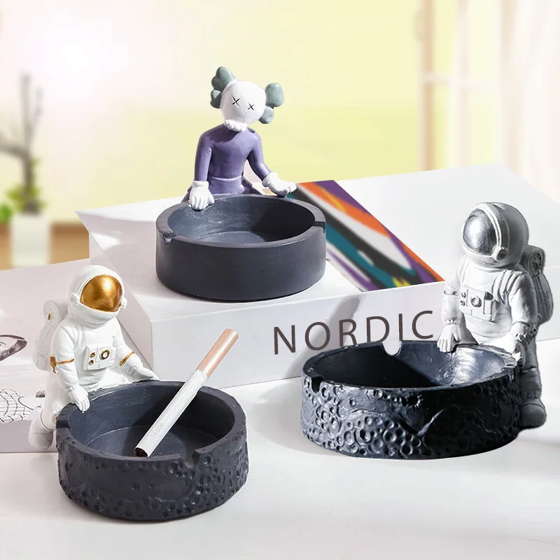 

Resin Ashtray Nordic Home Decoration Ash Trays Creative Astronaut Crafts Storage Box Boyfriend Gift Cigar Ashtray with Lid