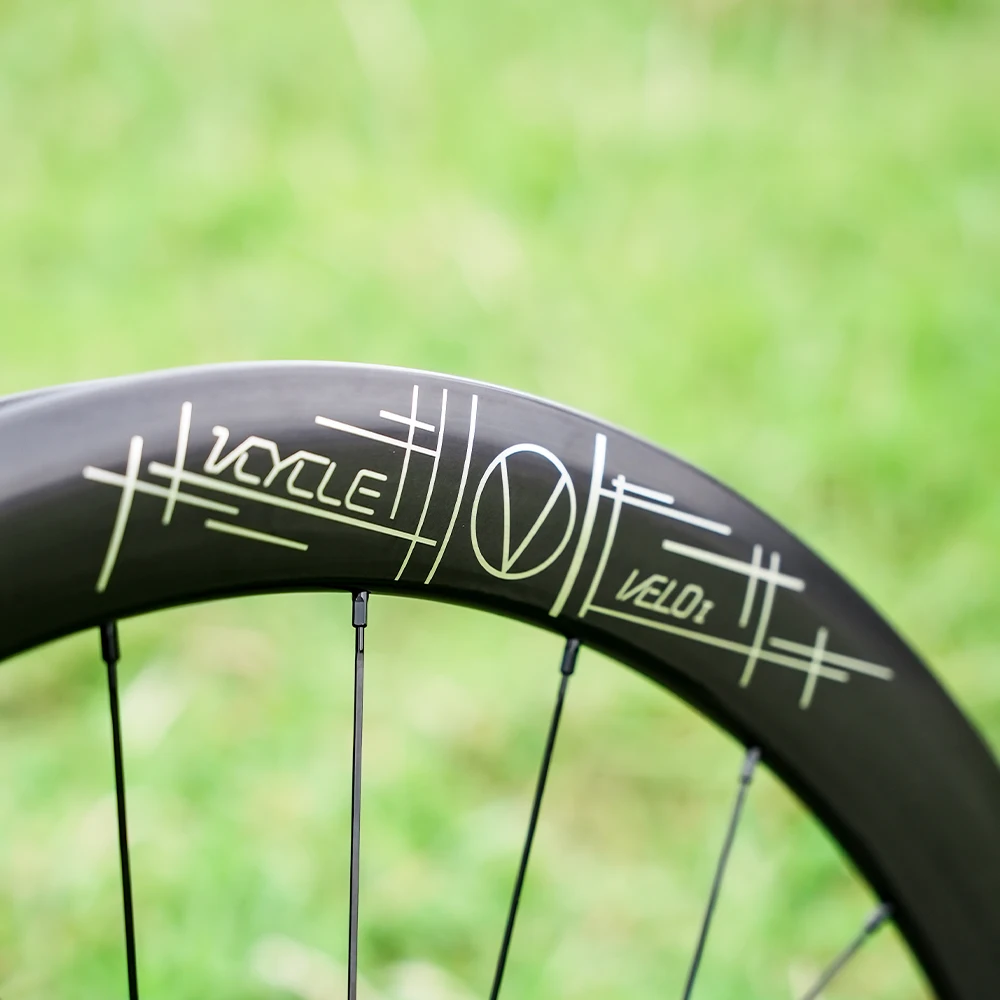 Фото Колеса VCYCLE VELO I из карбонового волокна, готовые к установке бескамерных шин, сверхлегкие, с ободом шириной 50 мм, клинчерные, для шоссейного велосипеда. №5
