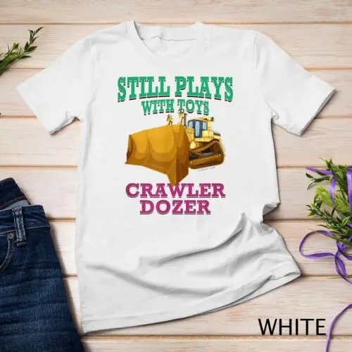 Все еще играет с игрушками Бульдозер Строительство новинка подарок футболка