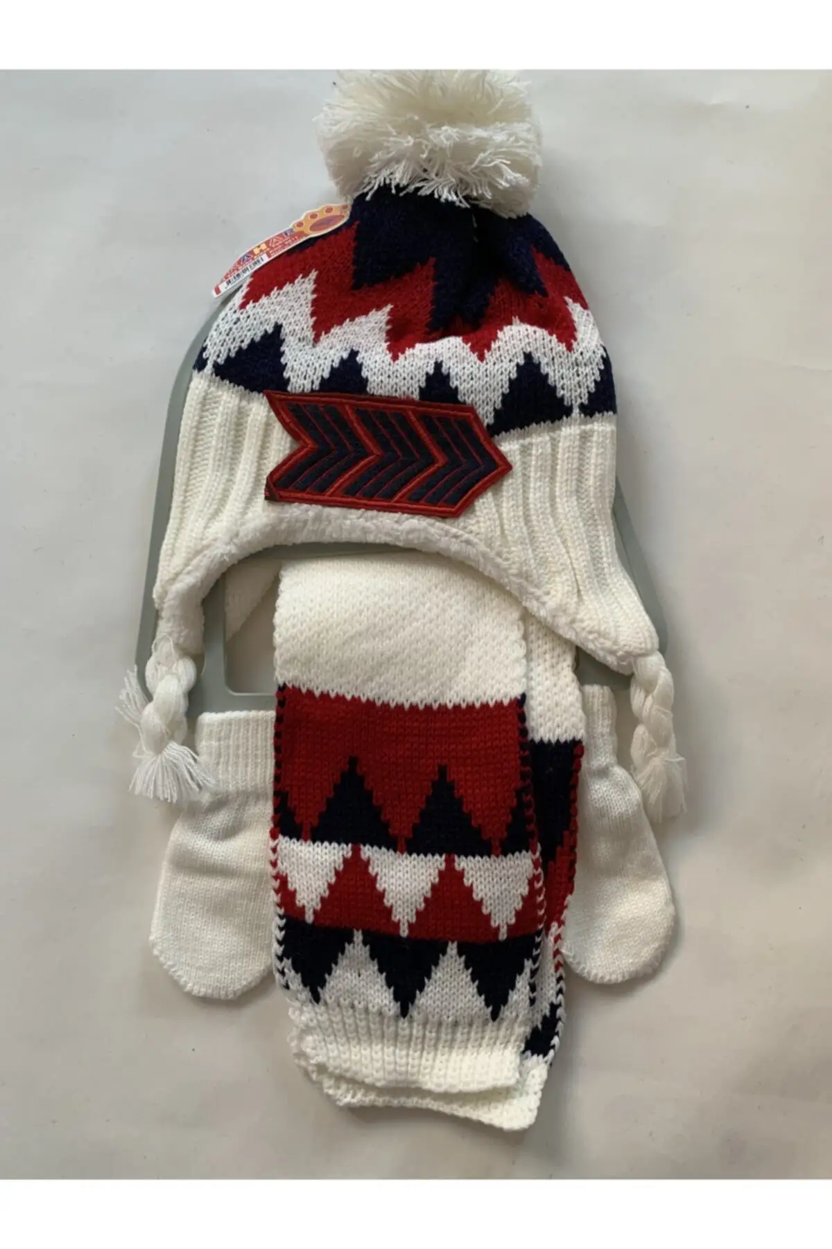 

Комплект из шарфа, шапки и перчаток