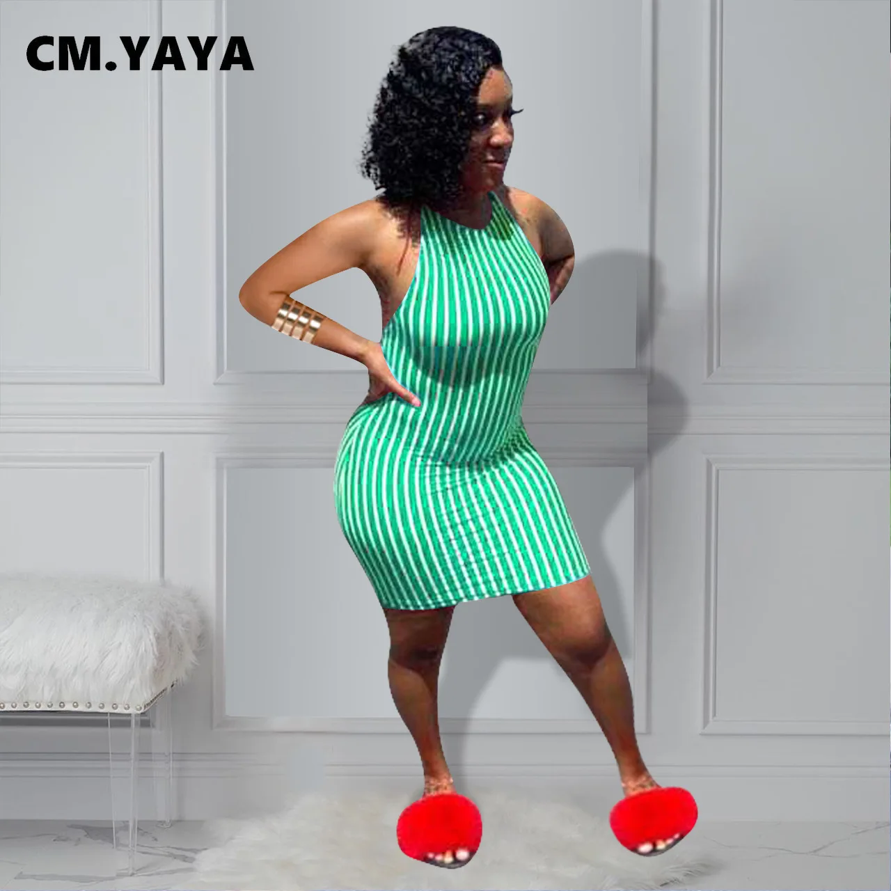 Женское мини-платье в полоску с открытой спиной и воротником-хомутом | Женская