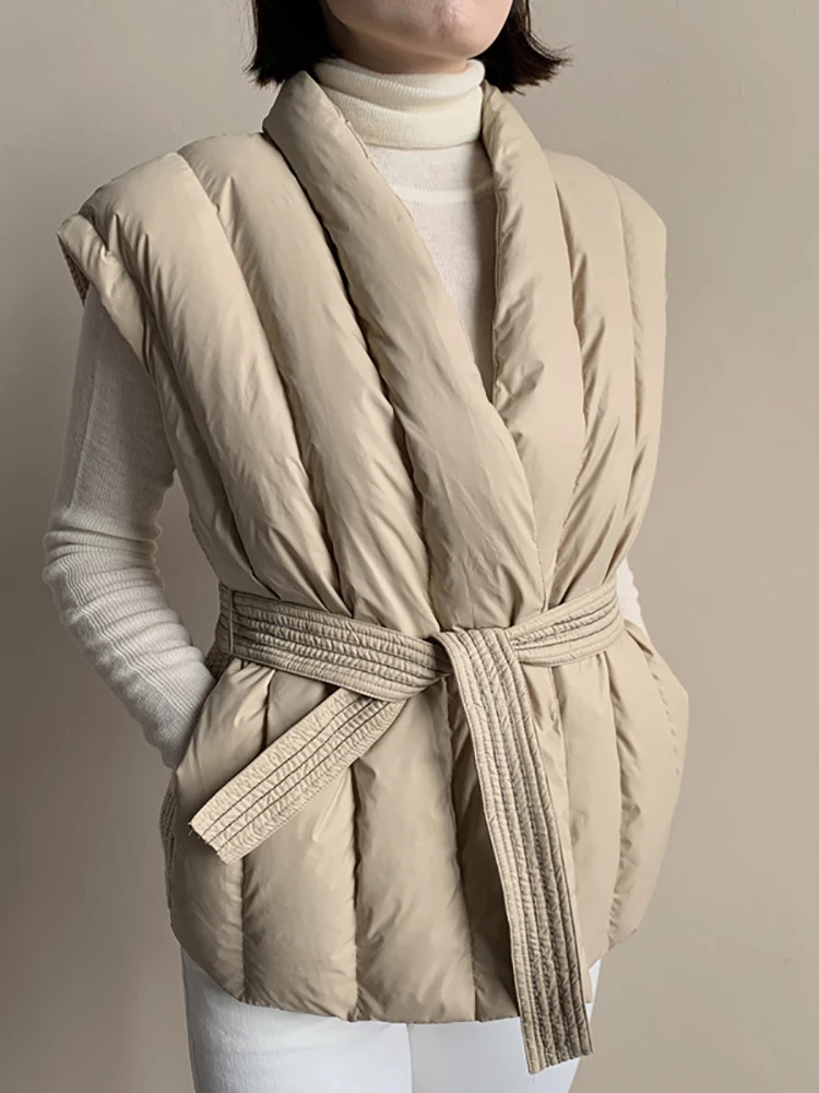 Вязаный жилет с v-образным вырезом и утепленным белым утиным пухом зимний