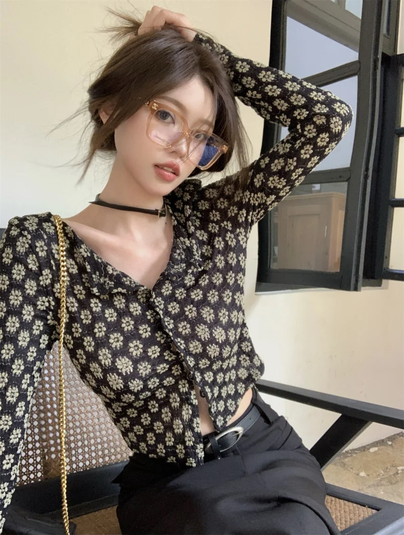 

Spring and Summer New Slim Round Neck Crushed Flowers Sexy Lace Shirt Short Section Design Sense Long-sleeved Shirt Tops Female