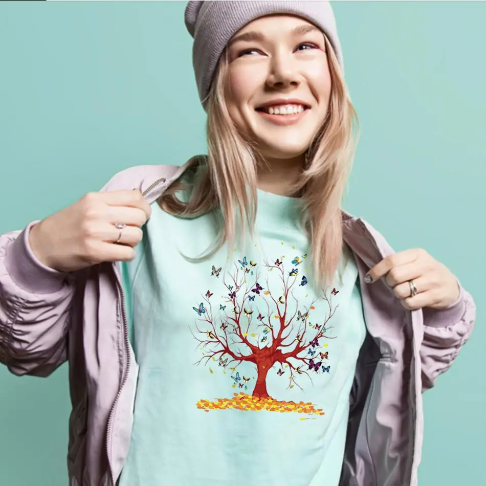 Цветная наклейка на одежду с рисунком дерева