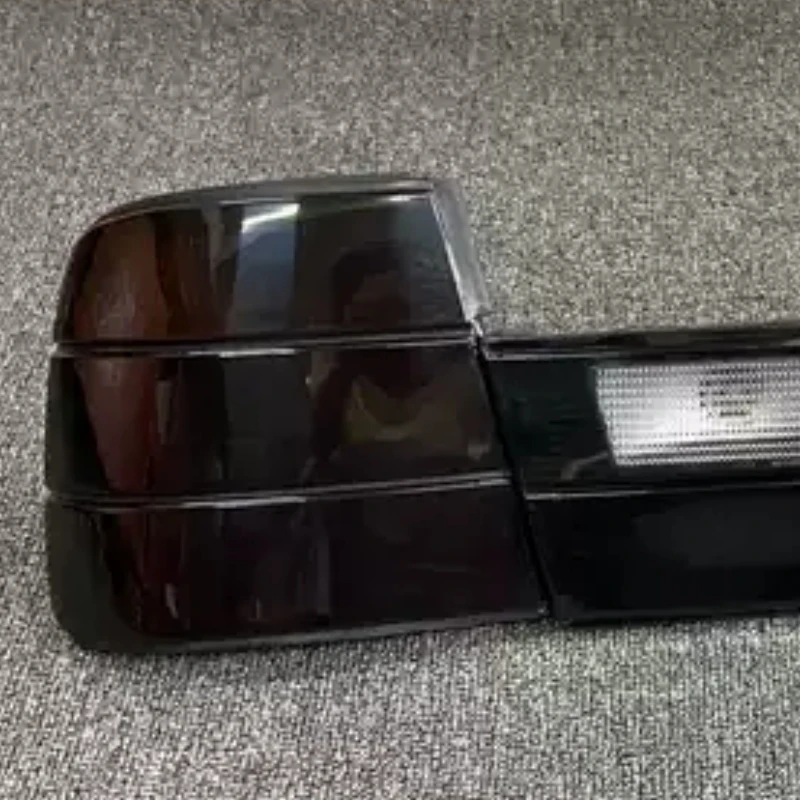 Фото Задний фонарь в сборе для BMW E34, черный, с функциями стоп-сигнала и указателя поворота, тонированный, автоаксессуар №5