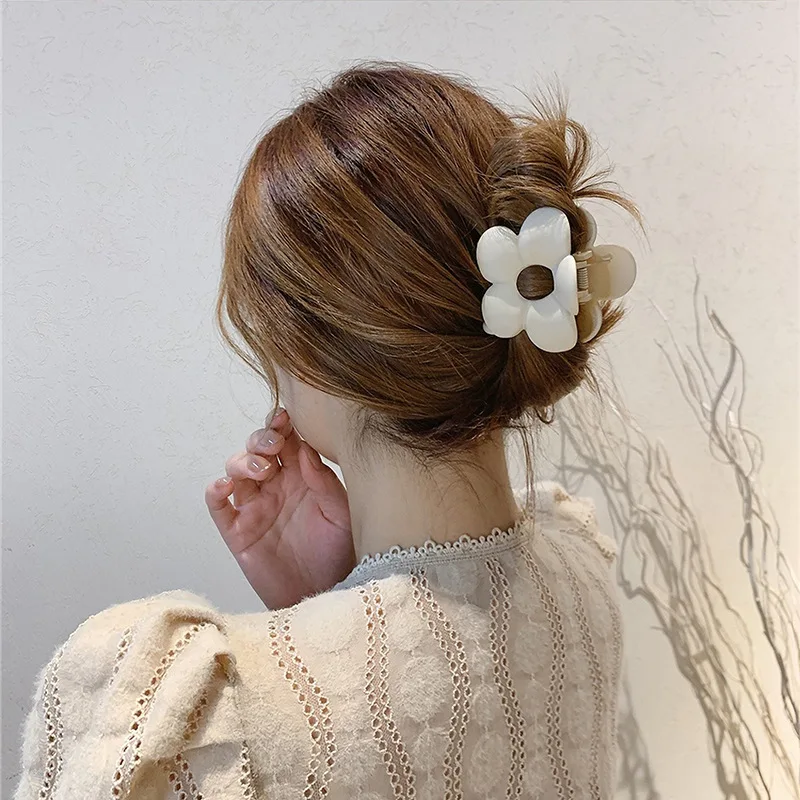 

Korea Hollow Flower Shape Hair Claw Clip for Women Barrette Crab Hair Claws Ponytail Hairpins Bath Barrette Headwear Accessories