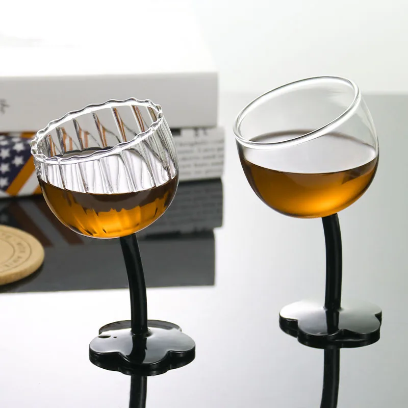 

Бокал с наклонной головкой и милым цветком средневековый черный прозрачный вертикальный узор Ретро французский романтический бокал цвета ...