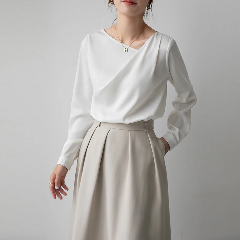 

Блузка женская с длинным рукавом и V-образным вырезом