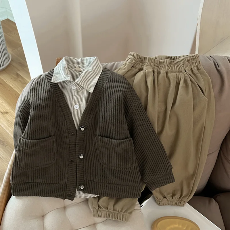 

Осенний комплект одежды для маленьких мальчиков AncoBear 2023, трикотажный комплект из 3 предметов, Детский кардиган + рубашка с полосатым принтом + брюки цвета хаки, детская одежда