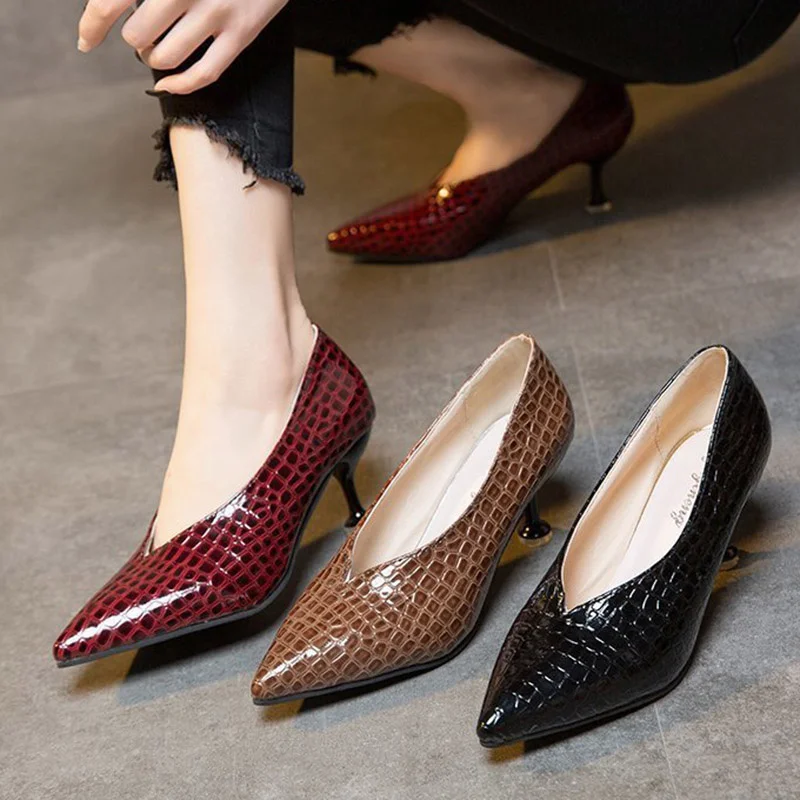 

Туфли-лодочки стразы женские на высоком каблуке, лакированная кожа, со змеиным узором, заостренный носок, Классическая обувь