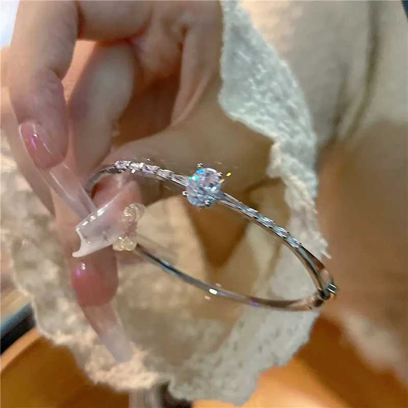 Женский блестящий браслет овальной формы с белым цирконием