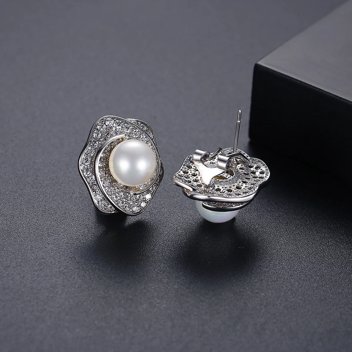 Изысканный кубический оксид циркония LUOTEEMI с гвоздями шампанского в виде