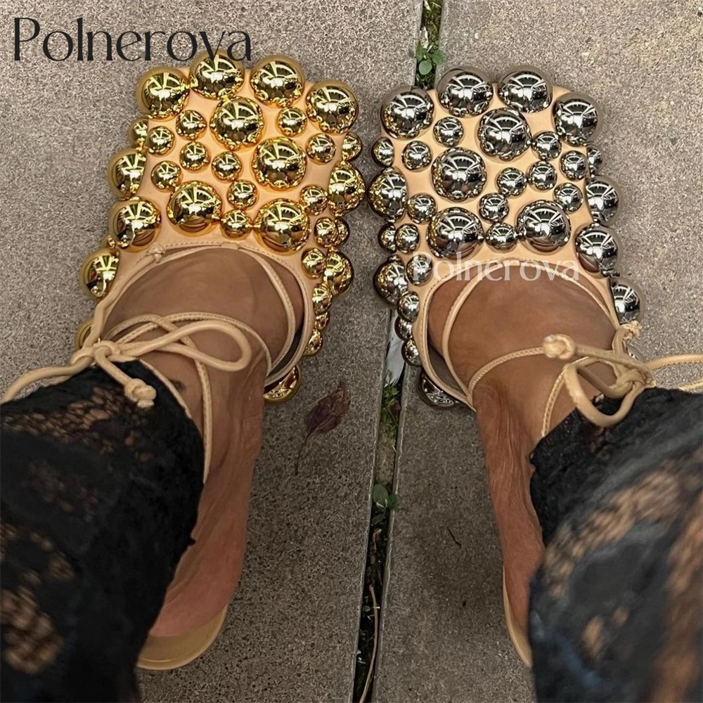 Сандалии с ремешками украшенные серебряными и золотыми пузырьками бежевые