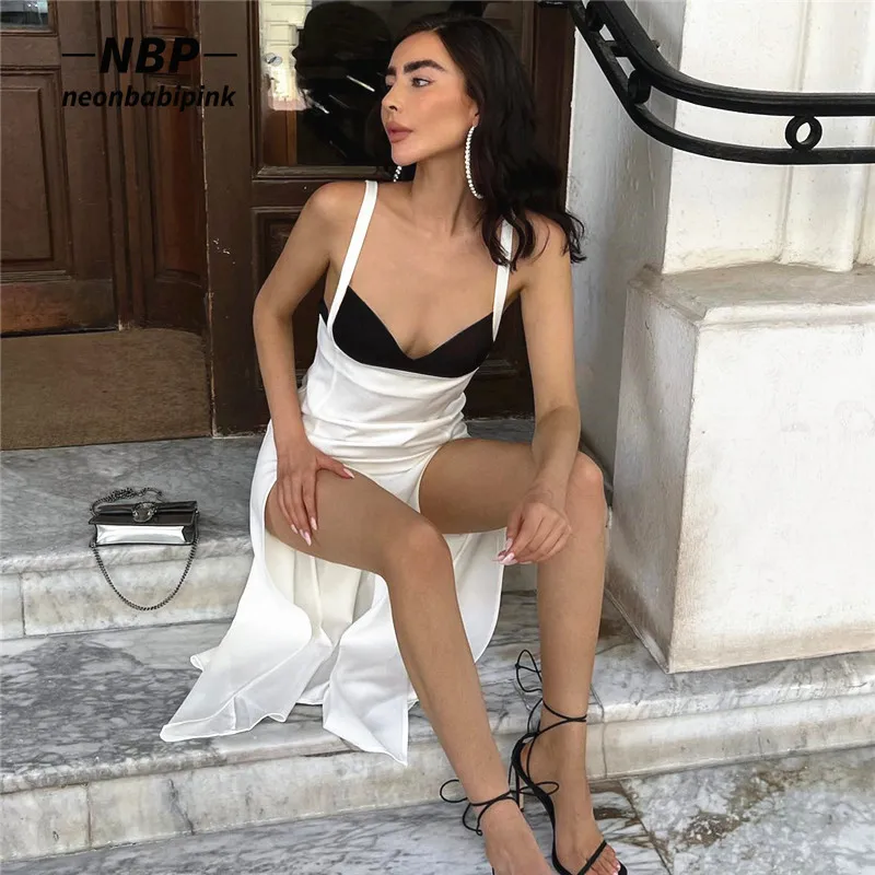 

Женское длинное платье с V-образным вырезом и открытой спиной