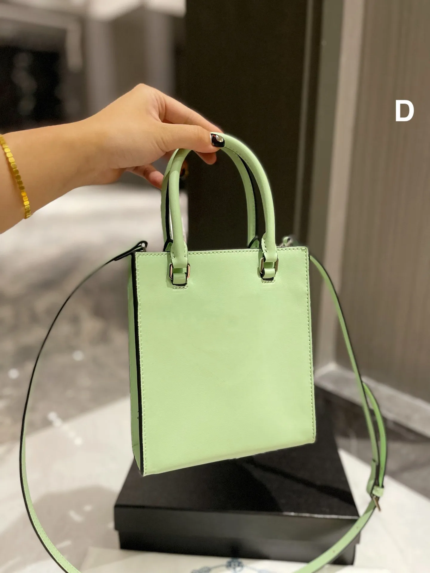 Korean handbag new fashion versatile One Shoulder Messenger small package mobile phone small square bag women's light