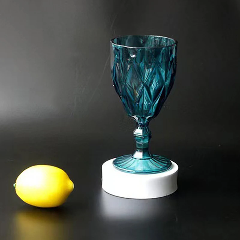 

Ретро пластиковый бокал для вина