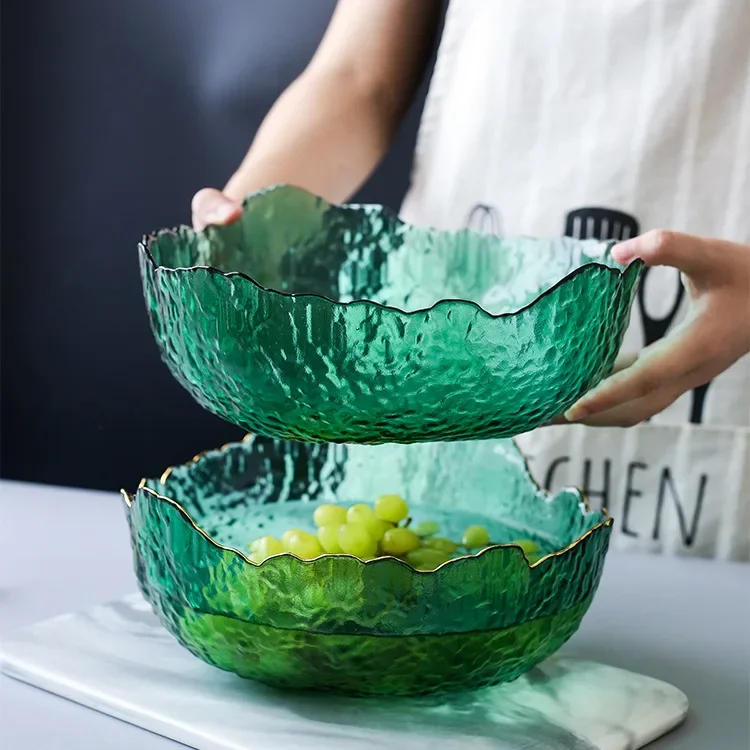 Новая зеленая стеклянная миска в японском стиле с золотой оправой салатом