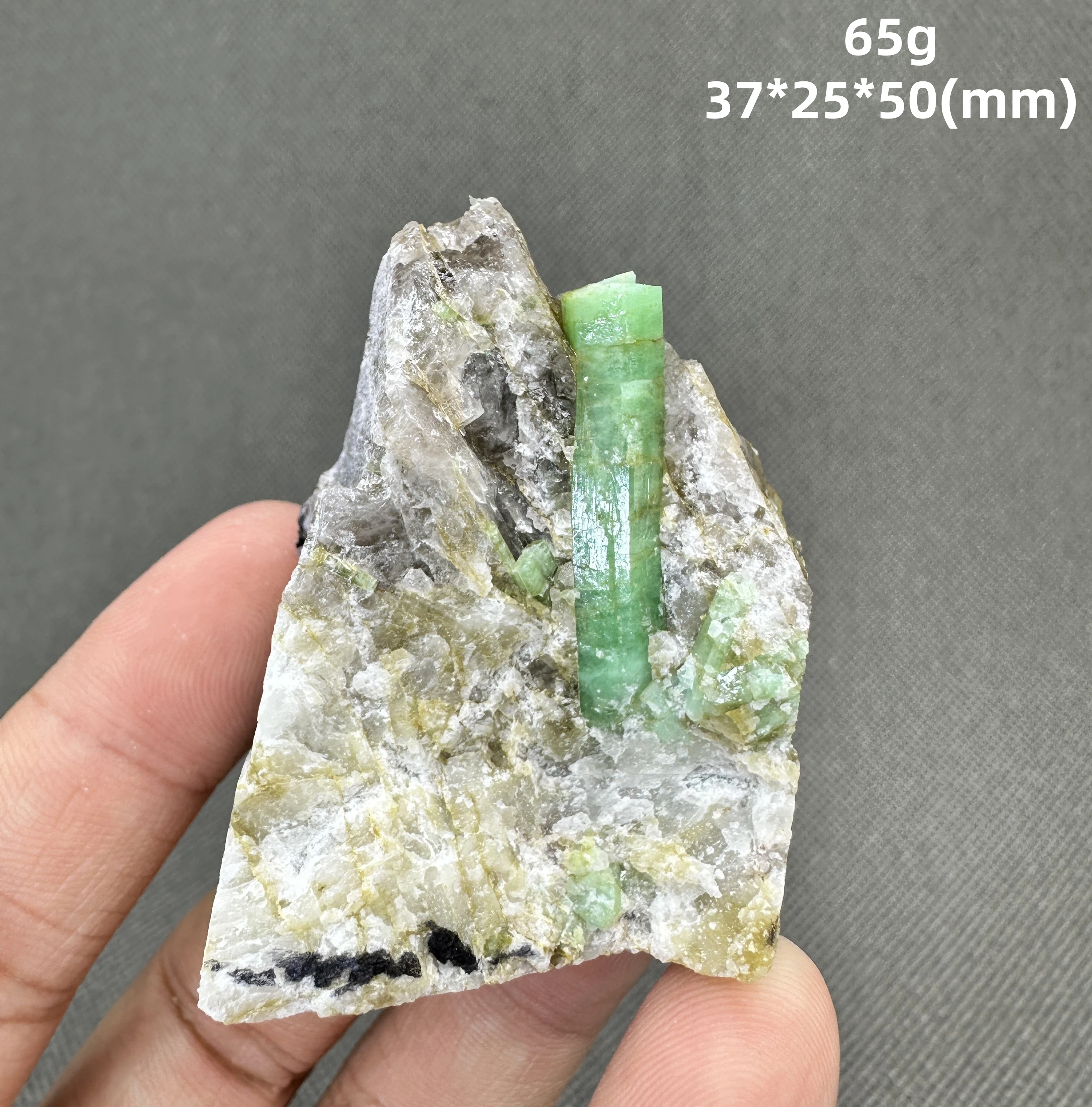 

Образец минерала изумруда QIANCHUAN