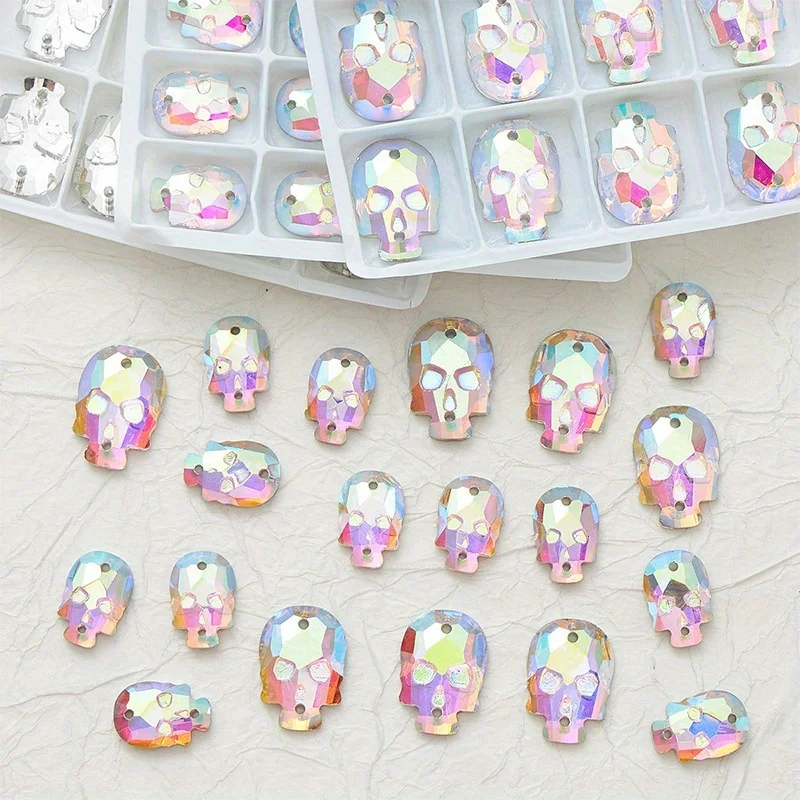 Пряжка в виде головы черепа стекло сшитая вручную кристаллом плоское дно ручная