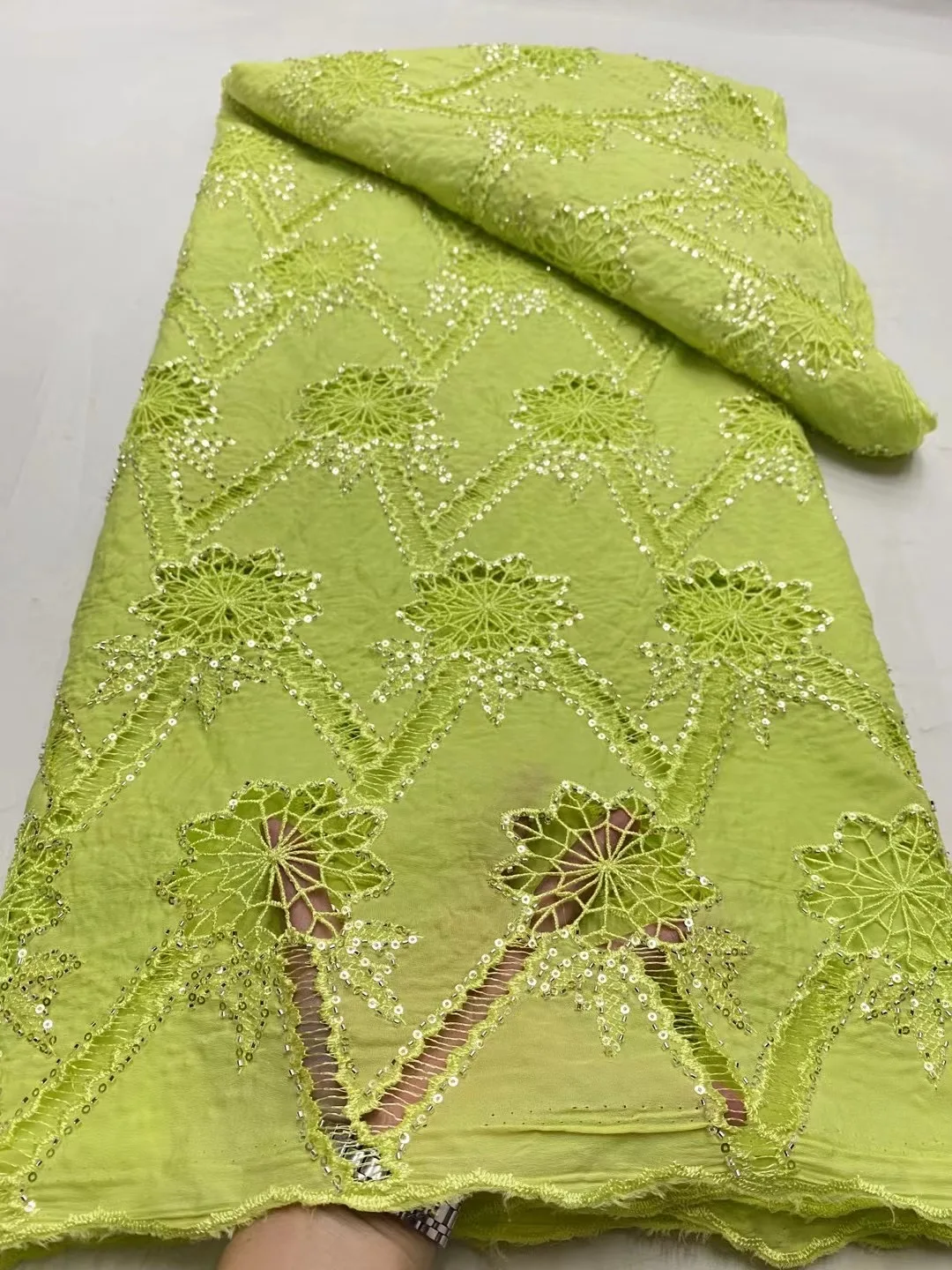 Зелёное кружевное полотно с блестками и жемчугом Magicfabric |