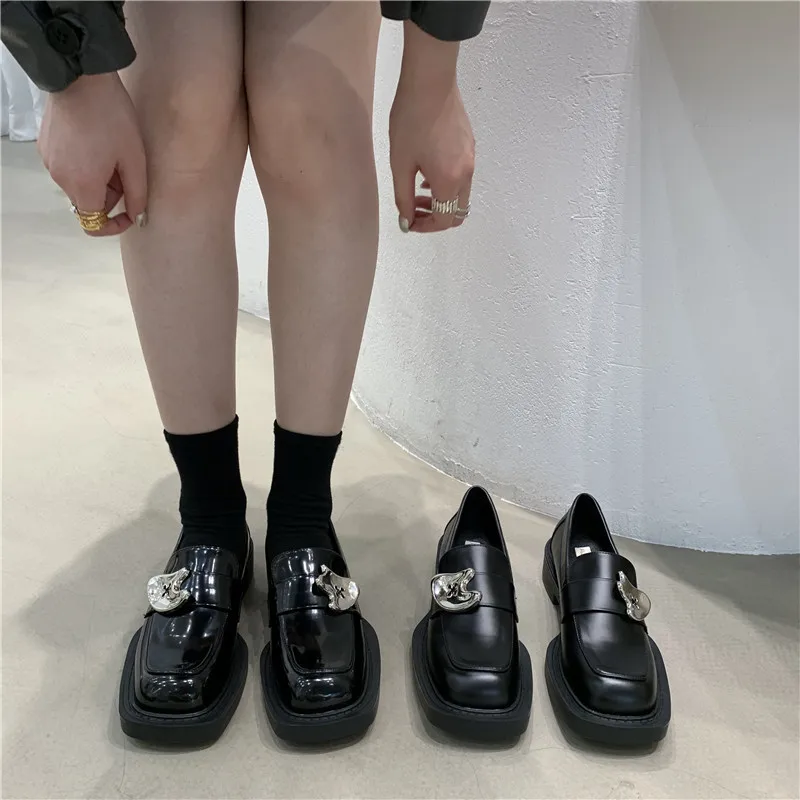

Женские кроссовки с металлической цепочкой, модные туфли-оксфорды на платформе, повседневные лоферы в британском стиле с квадратным носком и меховой пряжкой, клоги 2