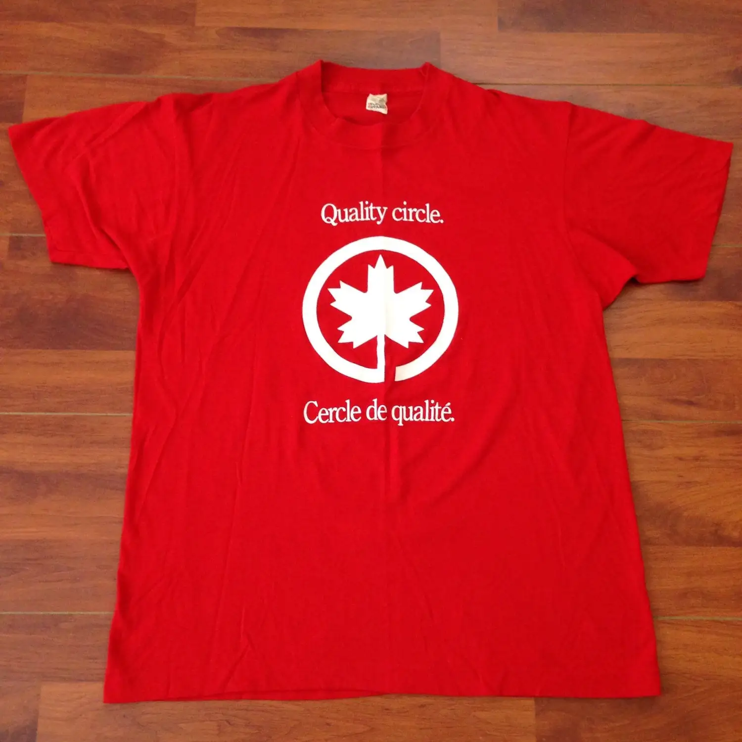 Футболка с красным канадским Кленовым листом в стиле 80-х годов качественная