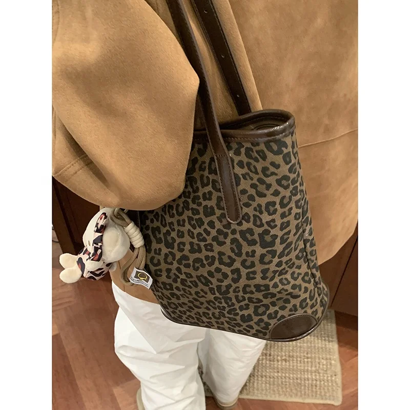 Большая женская сумка Carloer в стиле ретро с леопардовым принтом новинка 2024 модная