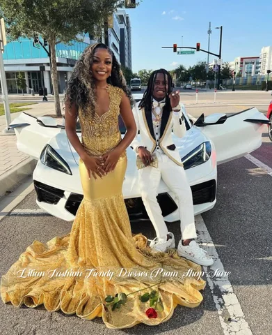 Изысканное черное свадебное платье-русалка с золотыми кристаллами