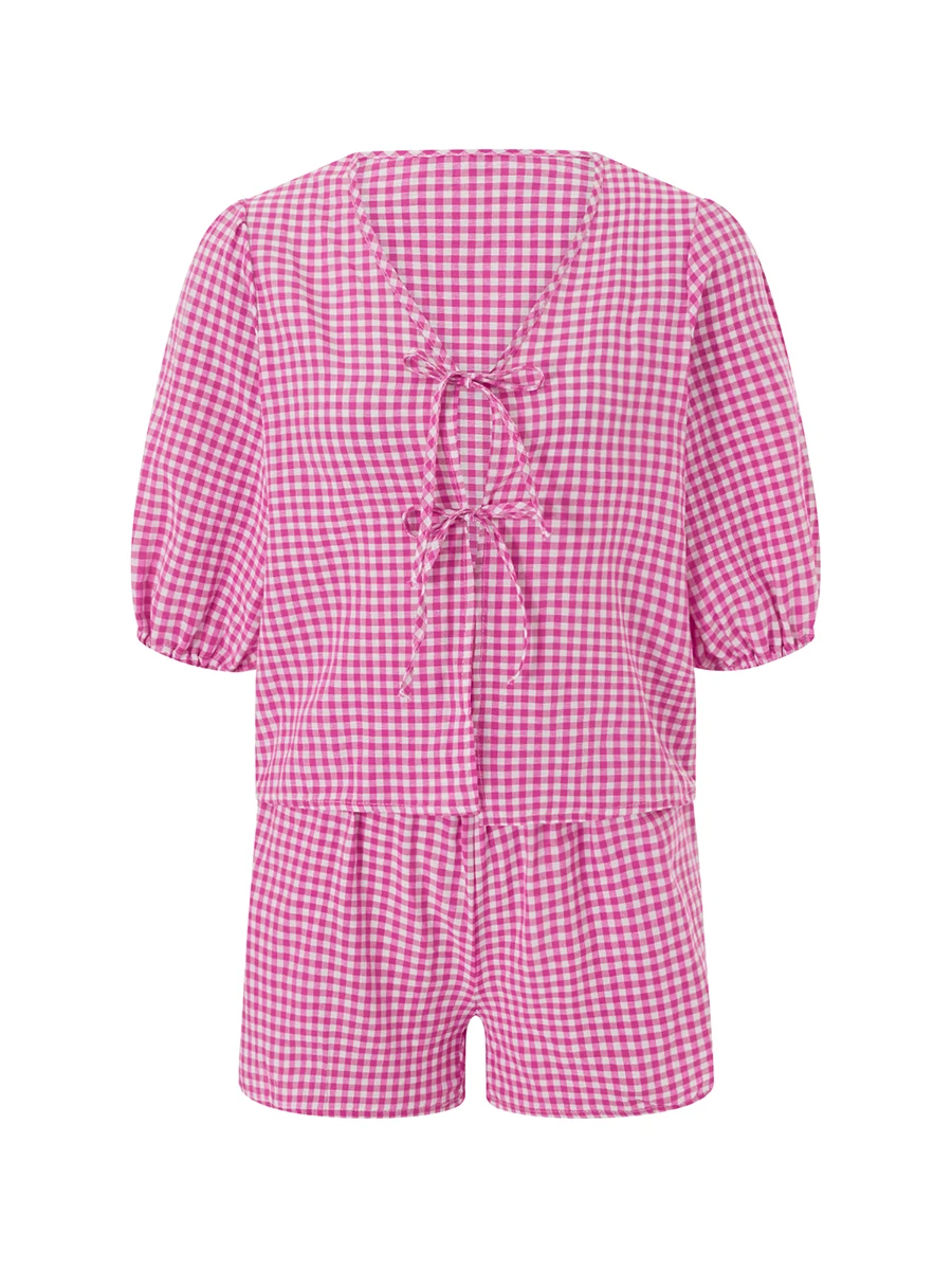 Женский комплект из футболки с V-образным вырезом и шортов поясом на резинке