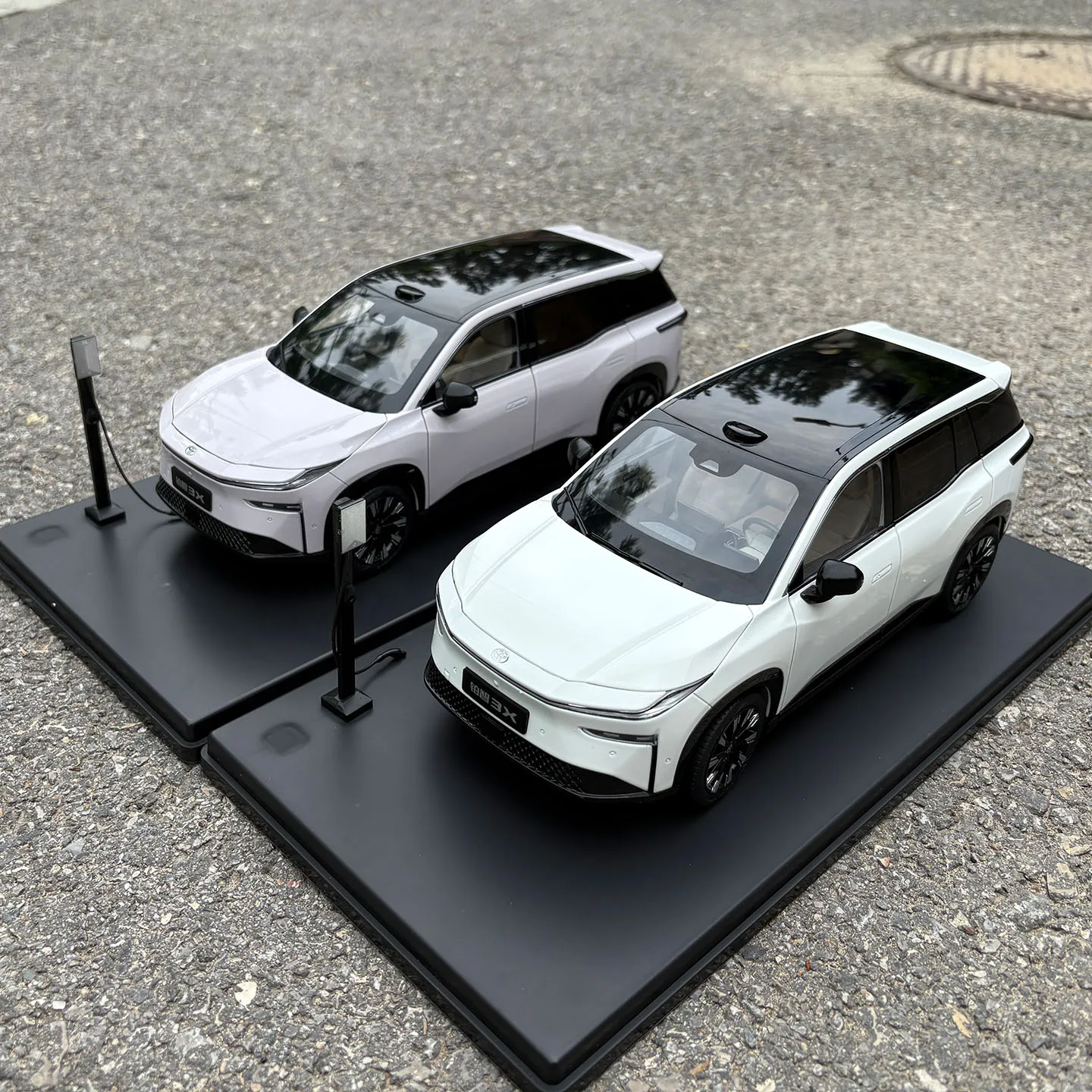 Фото Масштабная модель 1:18, Toyota bZ3X EV, электрический внедорожник, литая модель автомобиля для демонстрации, подарков и коллекций №4