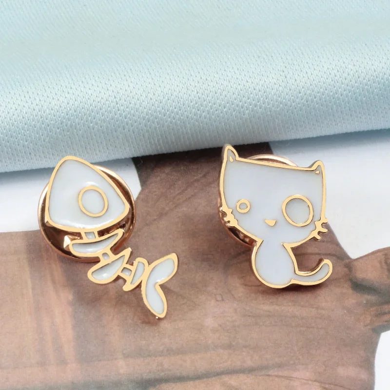 Эмалированные броши с изображением маленького кота забавные белые значки из