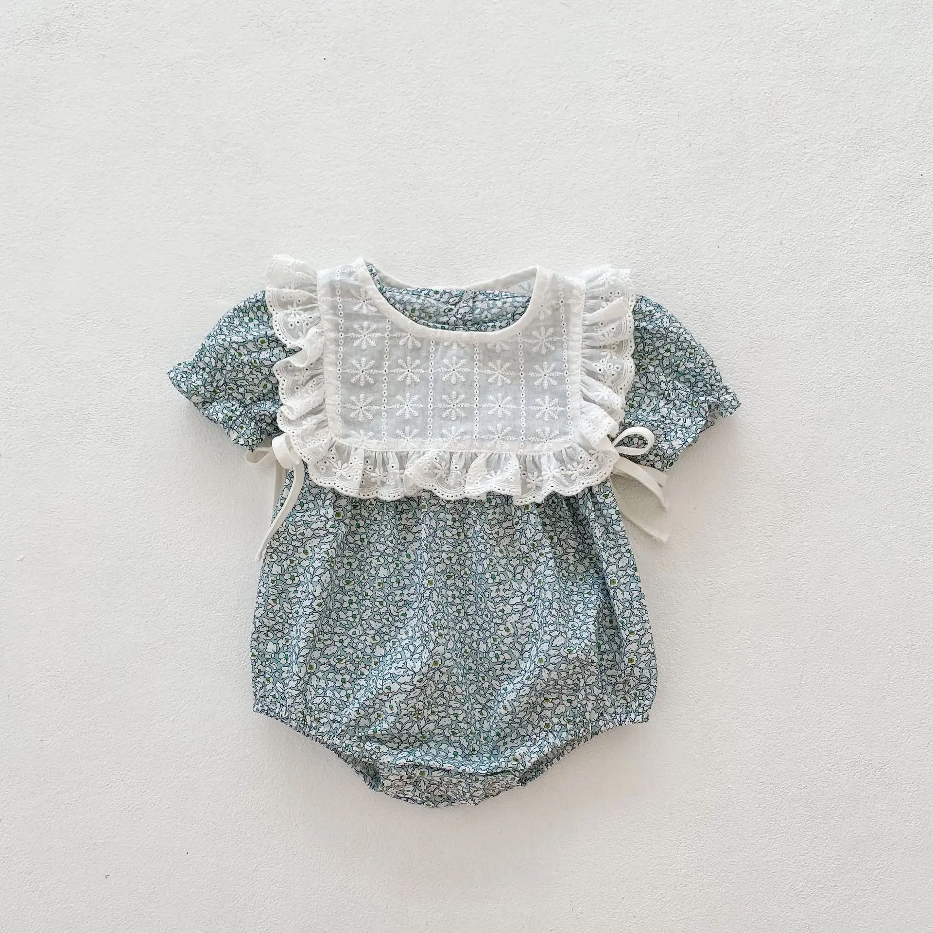 

2022 Newborn Infant Summer Clothes Baby Girls Retro Floral Puff Sleeves Jumpsuit Fashion Cotton Comfortable Bodysuit+ Bib
