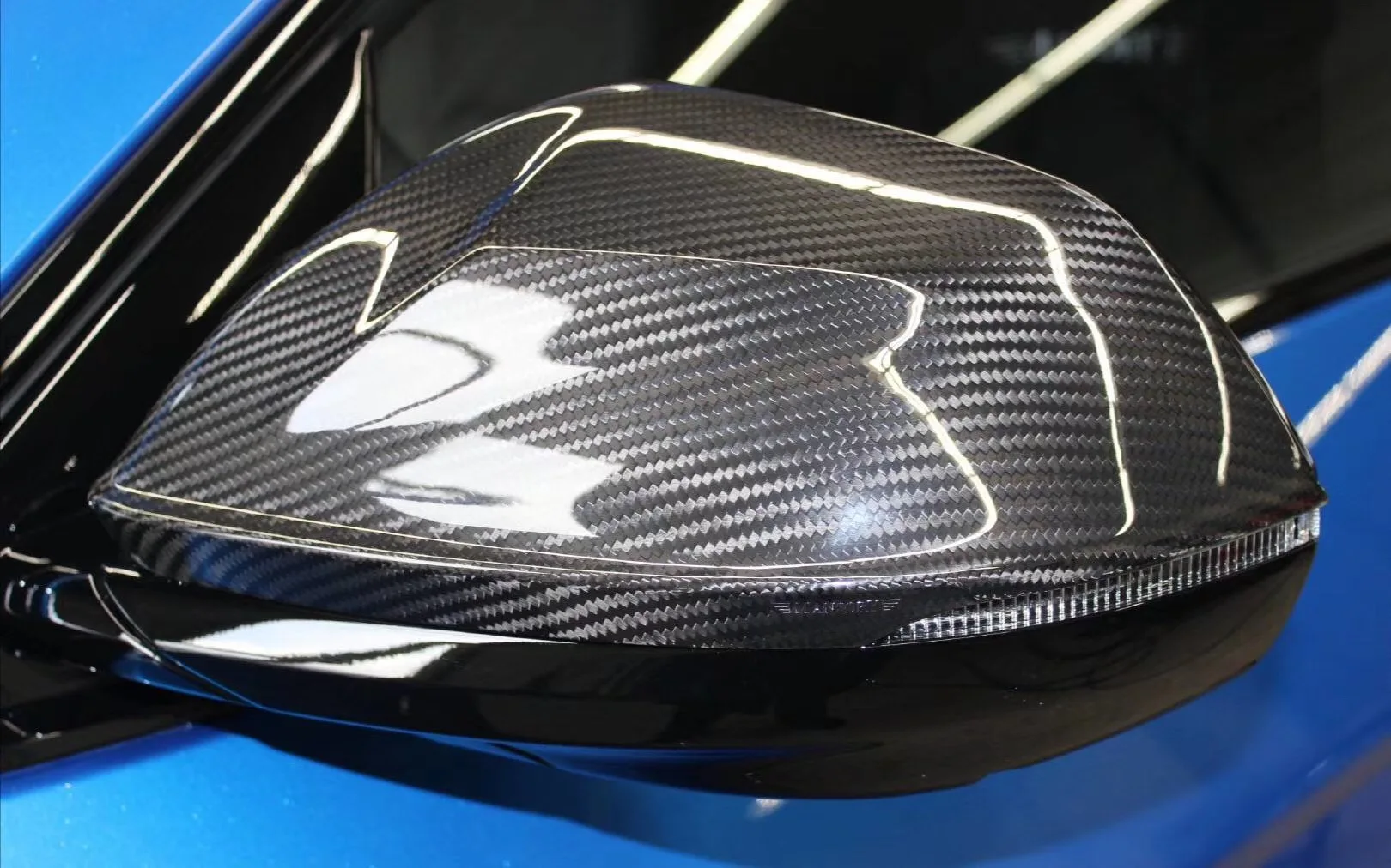 

Dry Carbon Fiber Rearview Mirror Cover Paste Style Is Suitable for Lamborghini Cute Car Mirror Cover