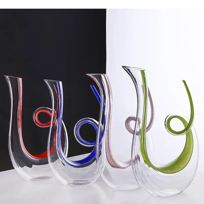Простые стеклянные графины изысканный наливной аппарат современные