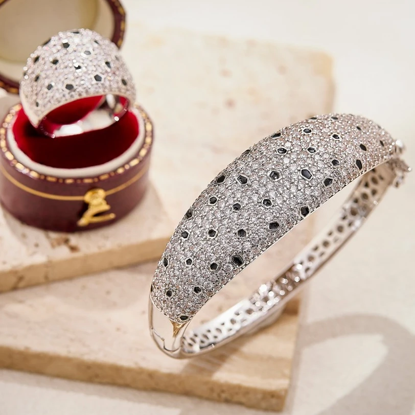 Фото Новое кольцо Ayjewelry с черной эмалью и леопардовым принтом, с циркониевыми камнями, в виде пантеры, для мужчин и женщин, позолоченное 18-каратным золотом №2