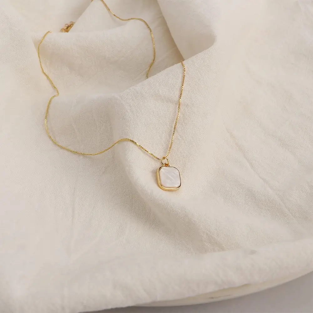 

Индивидуальная темпераментная трендовая подвеска в виде ракушки, квадратная простая Модная бижутерия, женское ожерелье из сплава, цепочка до ключиц в Корейском стиле