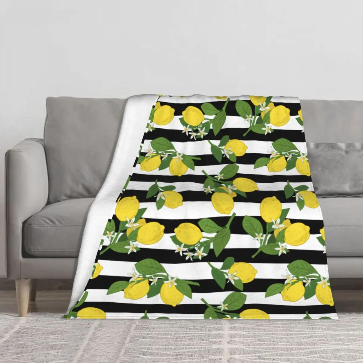 

Черно-белая фототкань с рисунком желтых лимонов