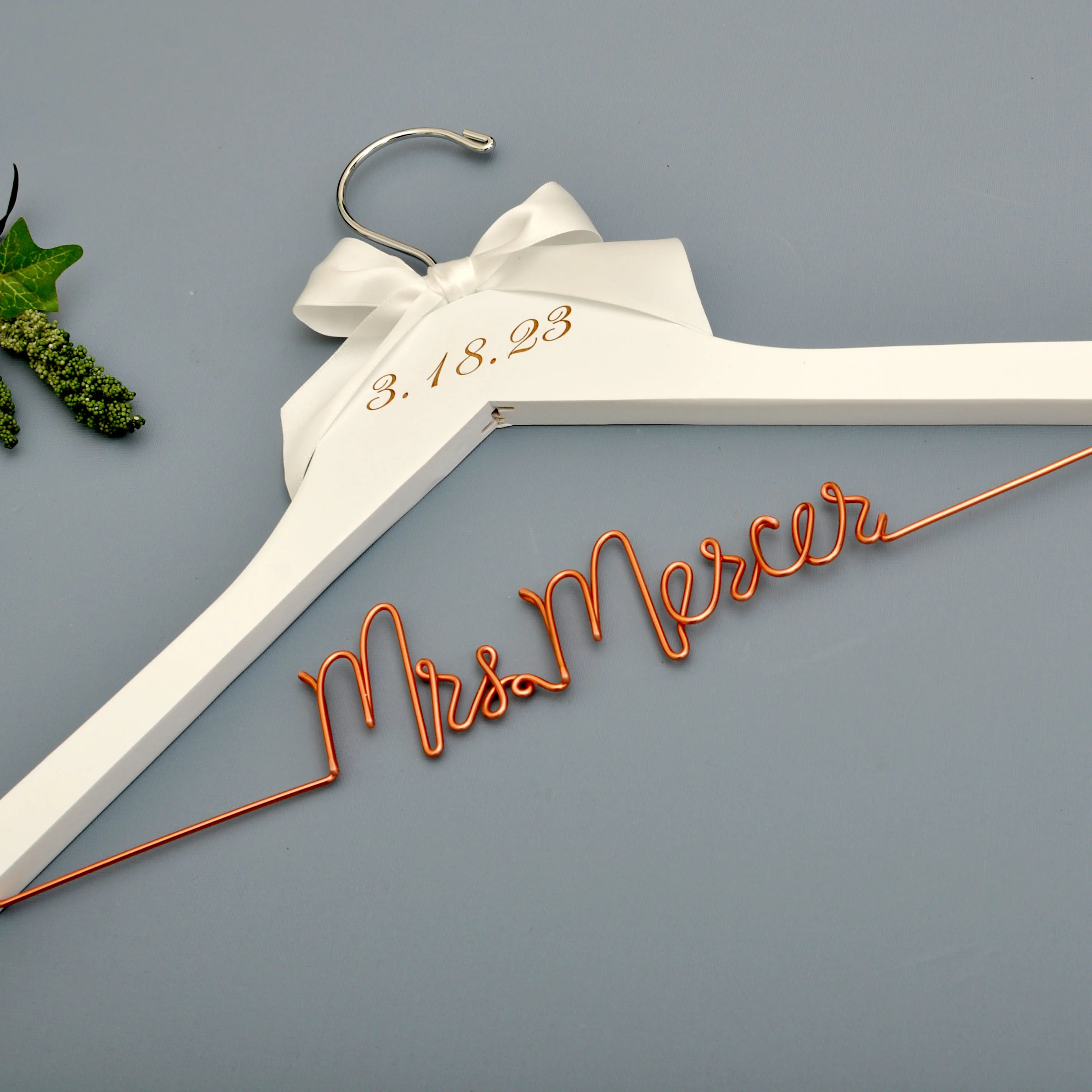 

Вешалка Свадебная на заказ, вешалка Свадебная с индивидуальной гравировкой для невесты, подарок для вечеринки в честь рождения, Mr & MrsGift, Подарок на годовщину, имя Hange