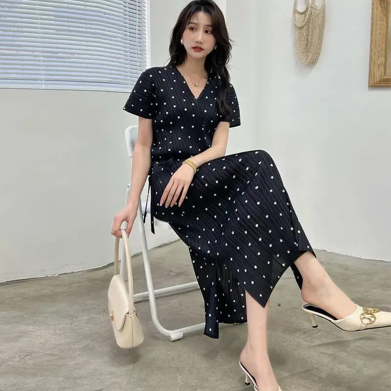 Рубашка Miyake с V-образным вырезом и прямой облегающей юбкой весна 2024