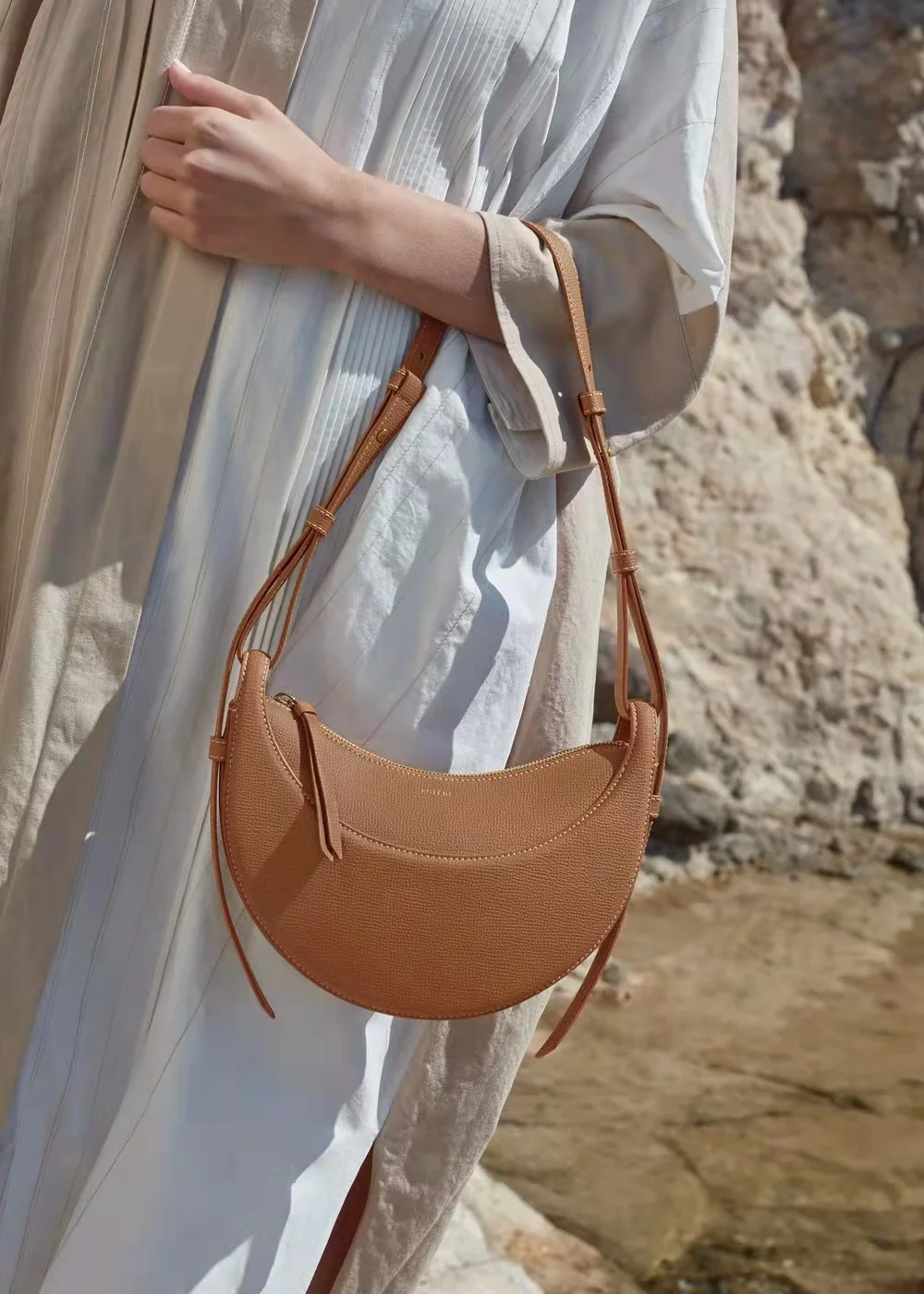 

Trendy and fashionable leather shoulder underarm saddle bag simple temperament all-match messenger chain hand-held crescent bag