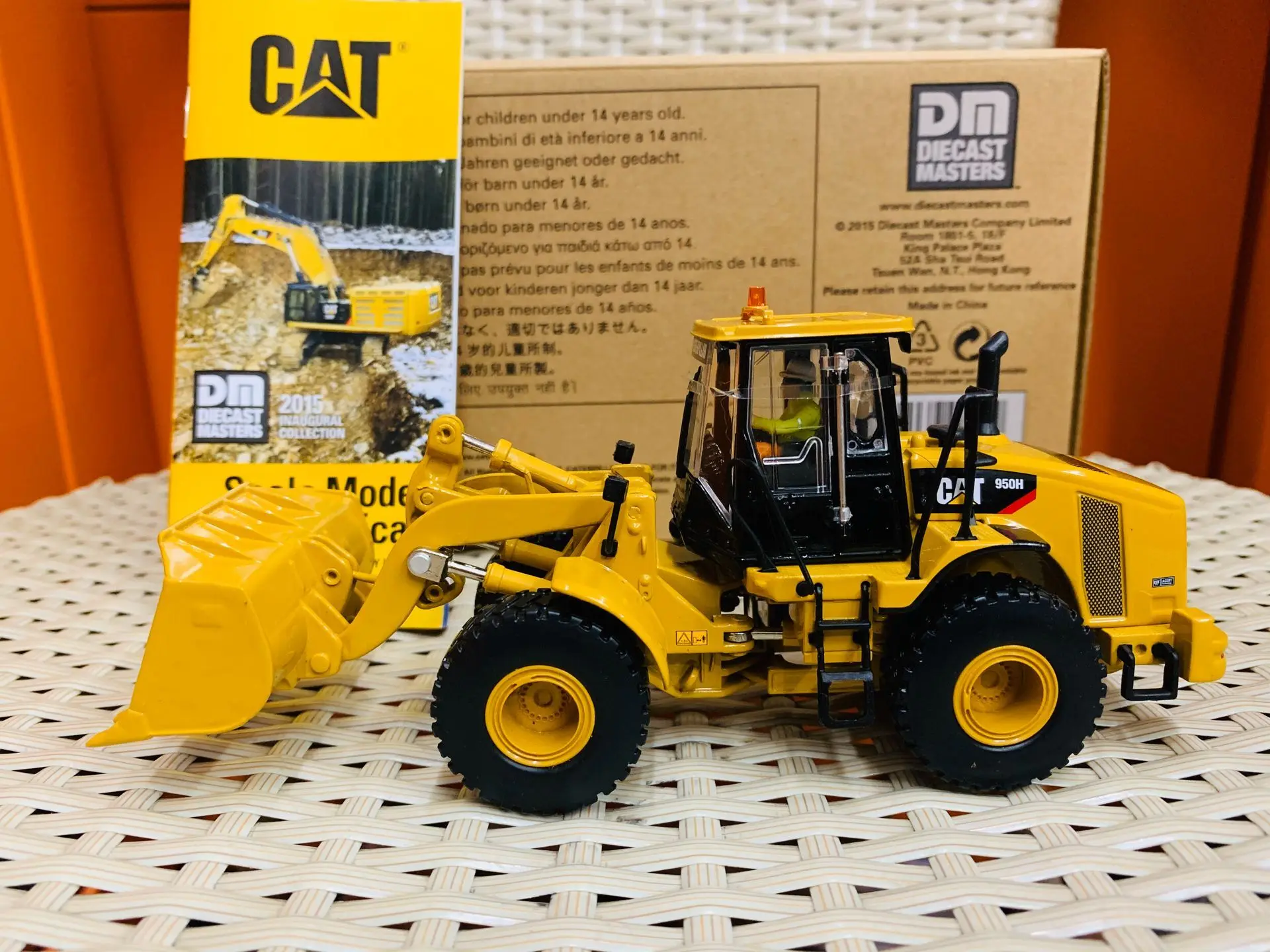 

1:50 Scale Die-cast Metal Model Caterpillar Cat 950H Wheel Loader Construction By DieCast Masters DM85196 New in Box