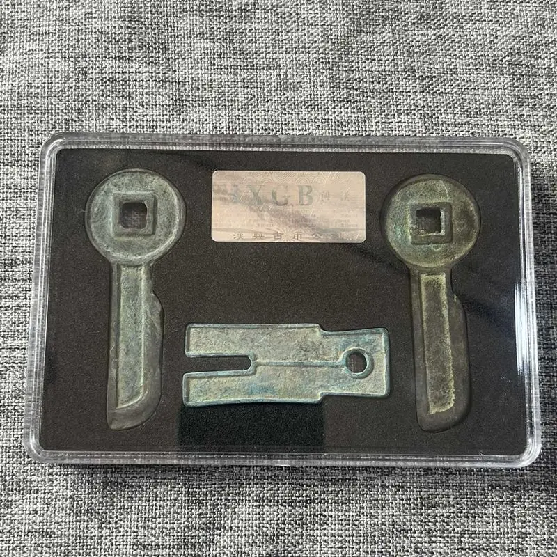 Коллекция антикварных монет искусственные деньги нож плоские пять тысяч ключей