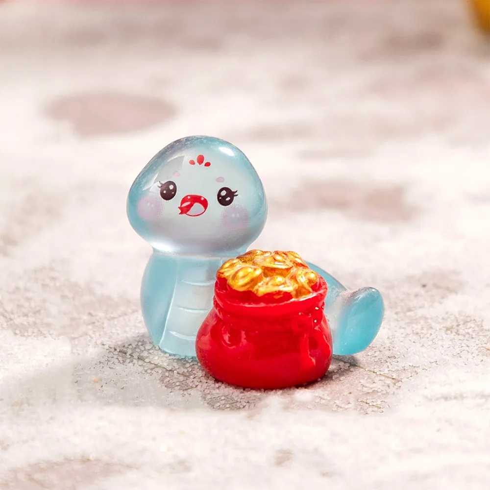 

Светящаяся фигурка змеи из смолы