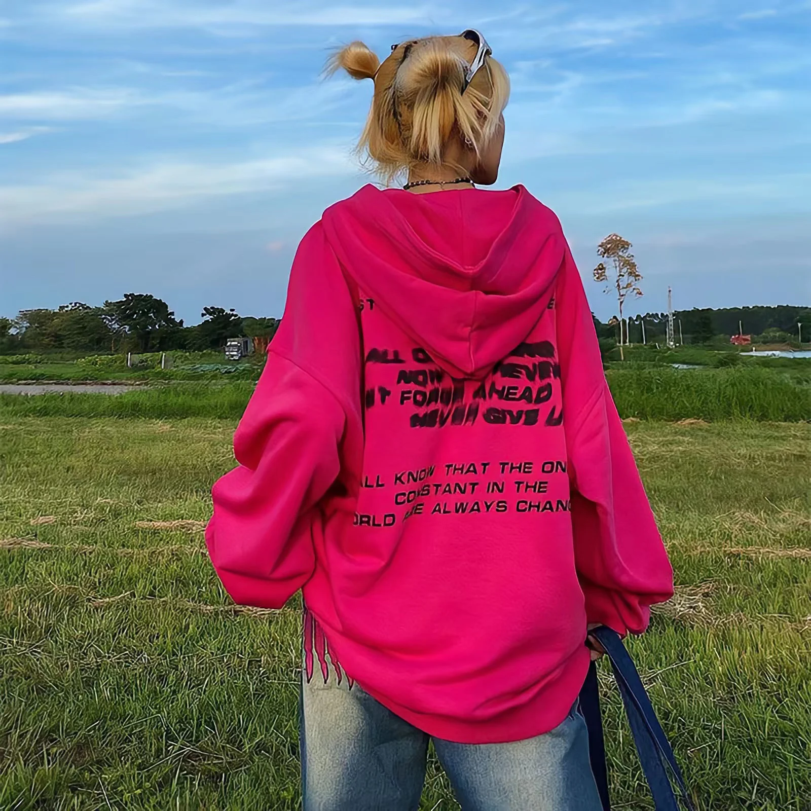 Рисунок 2 - Женские толстовки с буквенным принтом