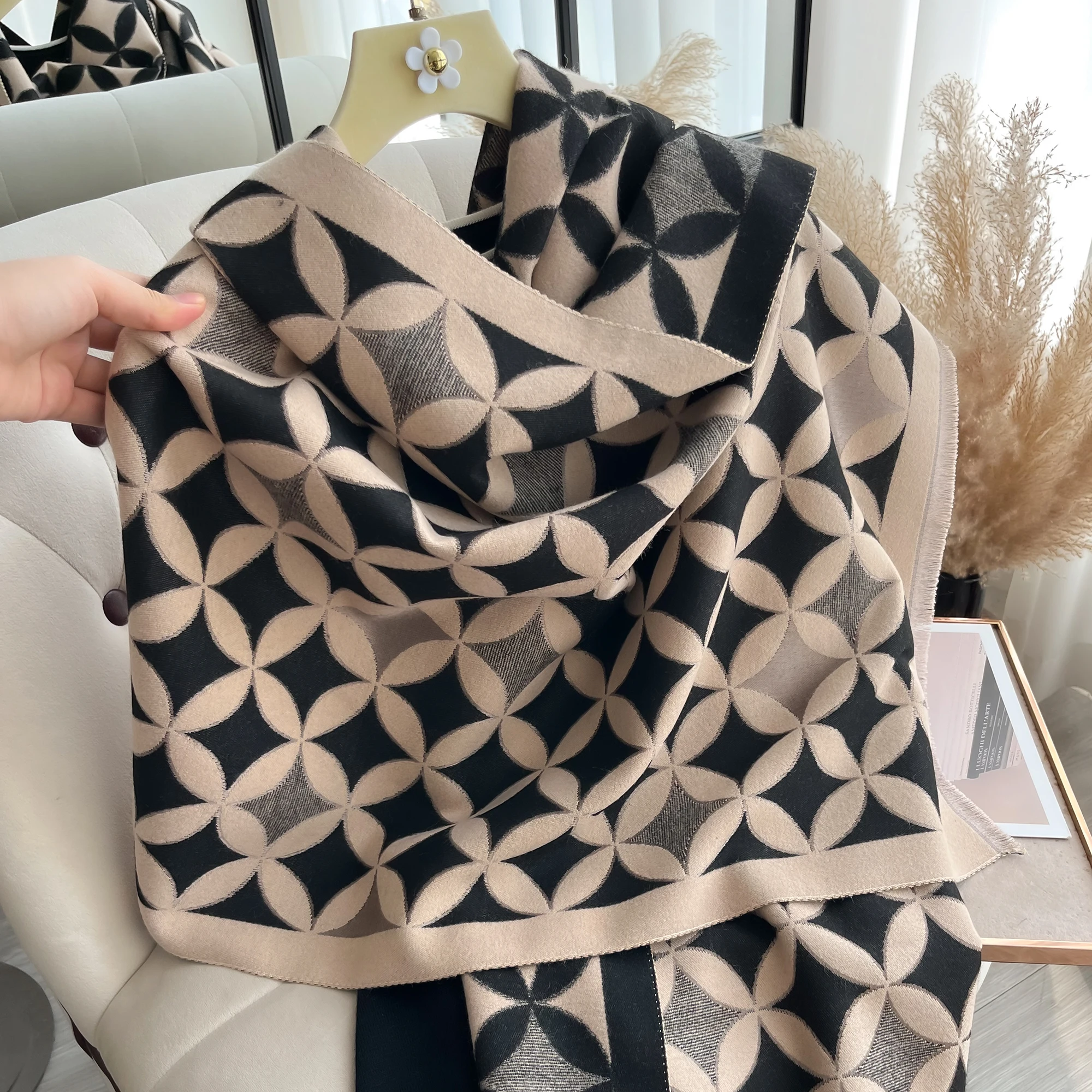 Элегантная женская куртка-шарф с геометрическим узором и украшениями. Теплый