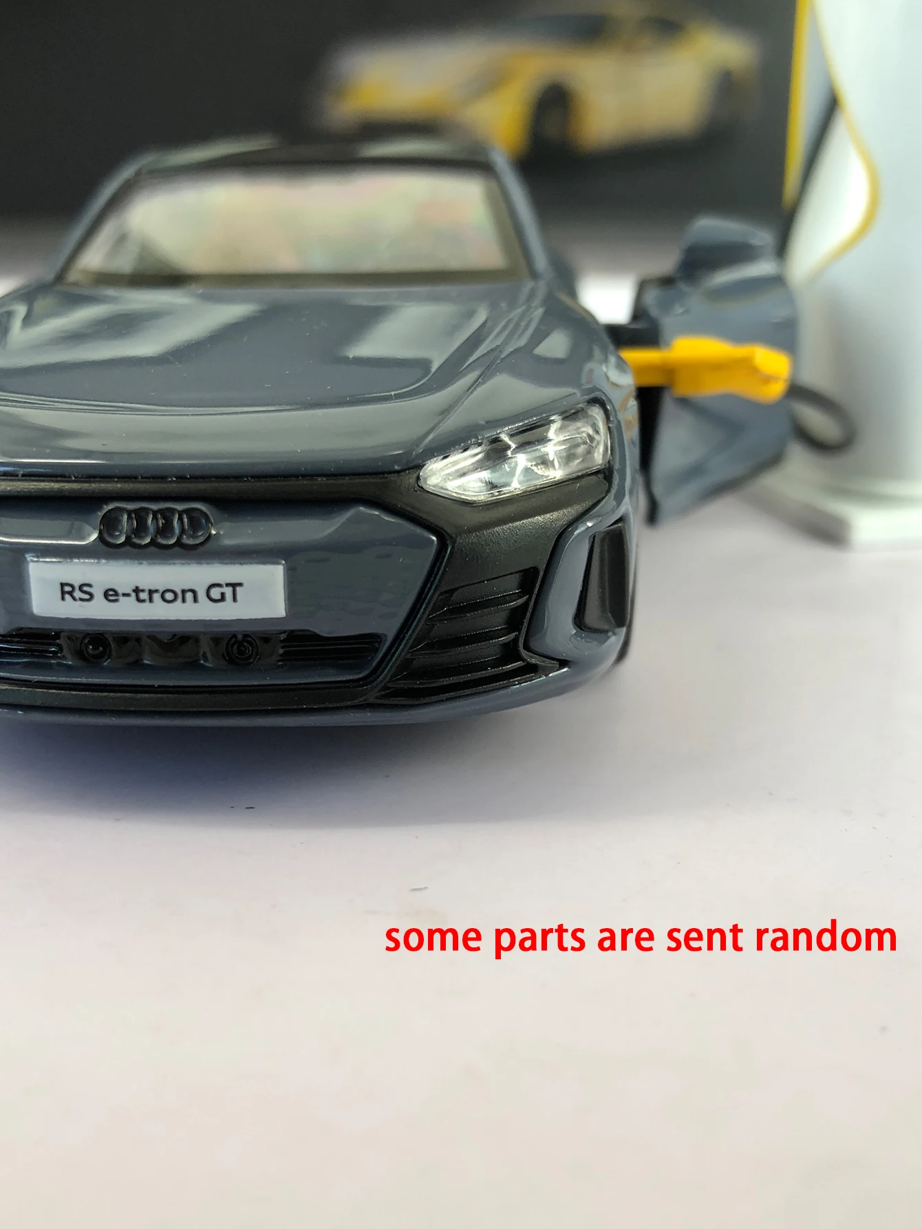 Фото Модель автомобиля Audi RS e-tron GT в масштабе 1:36, декор из цинкового сплава, коллекционный подарочный автомобиль. №5