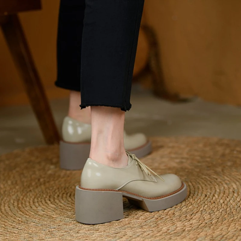 Женские туфли-лодочки из лакированной кожи с круглым носком на платформе и