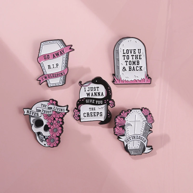Газета гроб роза надгробие призрак черная кошка металлический значок панк